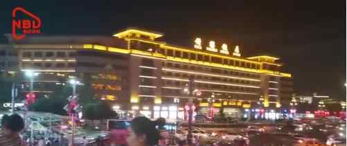 西安钟楼修缮完成 引得市民纷纷驻足留影
