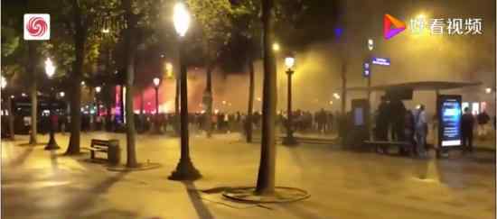 巴黎球迷不满输球与警察发生冲突 持烟花与警方对射