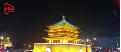 西安钟楼修缮完成 引得市民纷纷驻足留影
