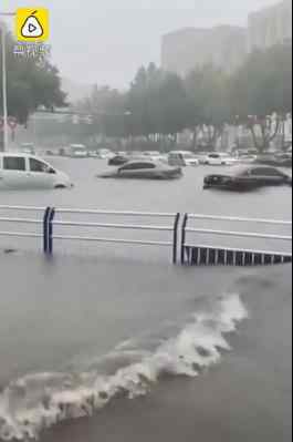 青岛街面积水成河汽车漂浮 暴雨预警!场面骇人!