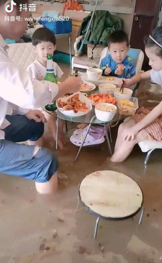 青岛一家人坐积水中淡定吃大餐 具体是怎么回事