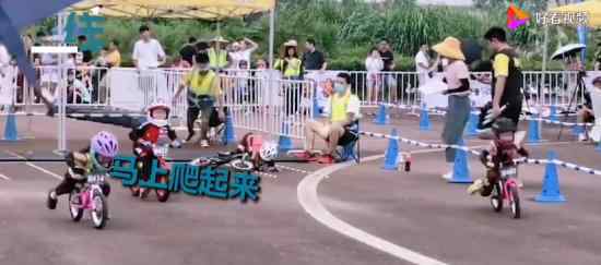 小朋友滑步车比赛摔倒立马爬起来 坚强的态度赢了
