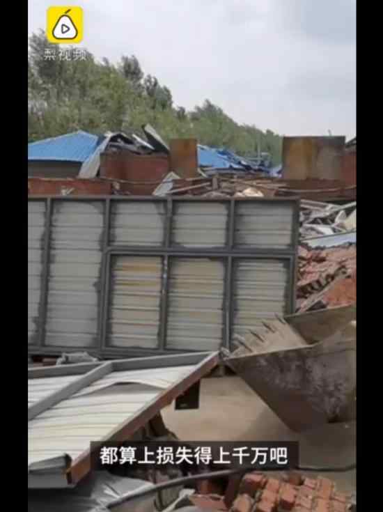 黑龙江乡镇遭龙卷风房盖满天飞 现场一片废墟