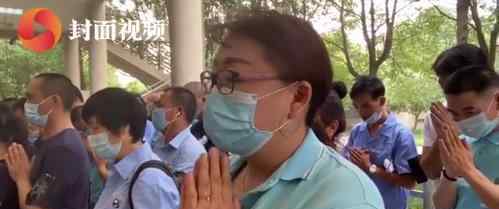 成都跳河救人的哥告别会举行 英雄一路走好