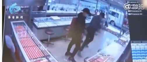 香港发生大劫案 持大刀大锤闯入金店店员吓得落荒而逃