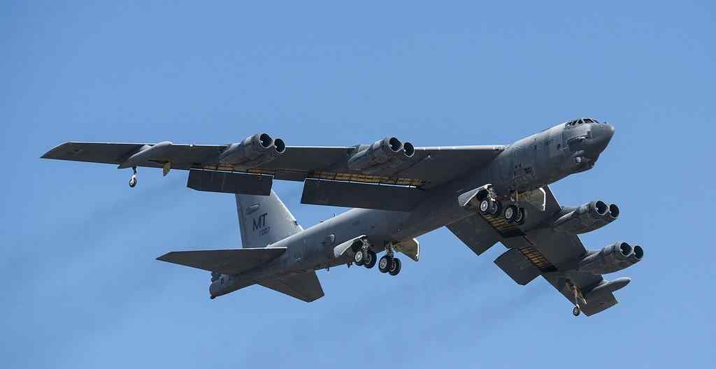美军两架轰炸机被曝现身东海上空 美军轰炸机为什么频频骚扰中国