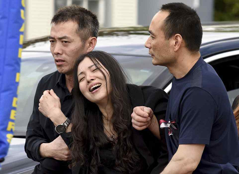 华裔少年救人遇难 为帮助同学逃生用身体顶住大门
