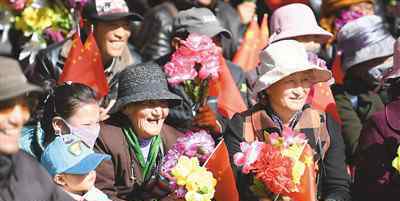 西藏农奴解放59周年 拉萨布达拉宫广场鼓乐齐鸣歌声嘹亮
