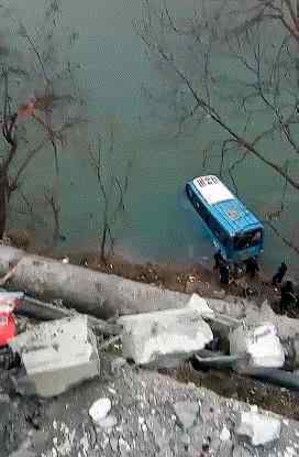 陕西公交车坠江 事故导致两人死亡 这辆车已经被打捞上岸