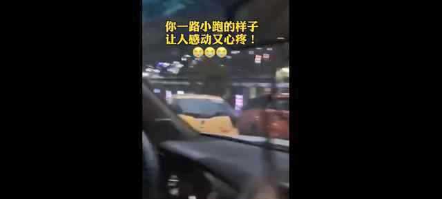 疑似感染医生引路 一路小跑为物资运送车引路