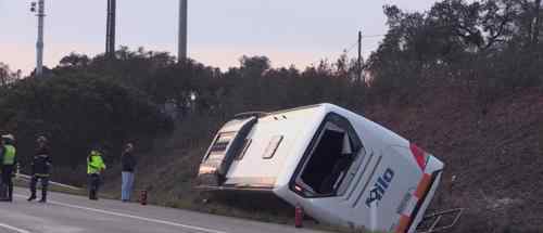 中国游客大巴葡萄牙翻车 事故造成26人不同程度受伤