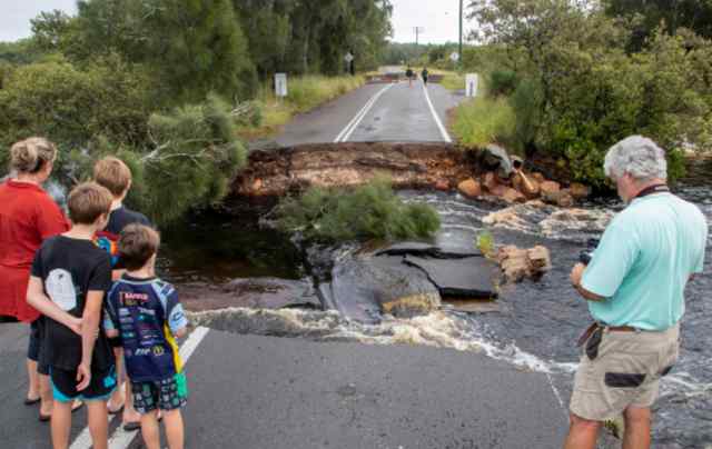 澳大利亚遇百年一遇洪水 人们划皮划艇穿过街道 事情的详情始末是怎么样了！
