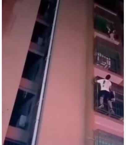 男子爬6楼救了男童自己不敢下来 到底是什么状况？
