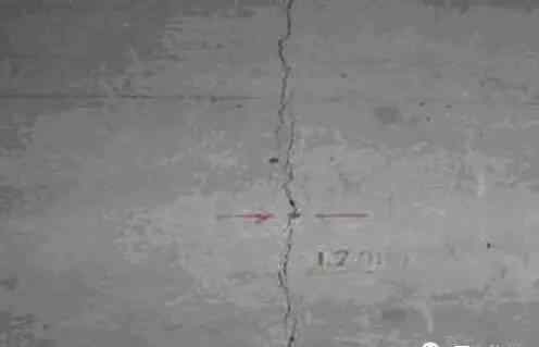 混凝土路面裂缝 什么原因会导致混凝土地面产生裂纹？如何处理？