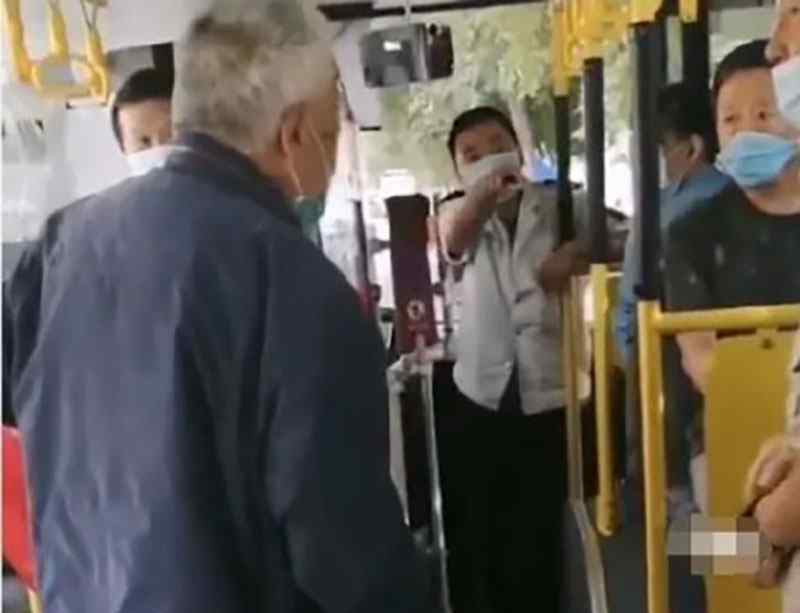 老人无健康码遭公交司机拒载 这意味着什么?