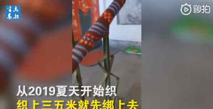 83岁老人为楼梯扶手织毛衣：不让邻居感到手凉 网友：中国好邻居！
