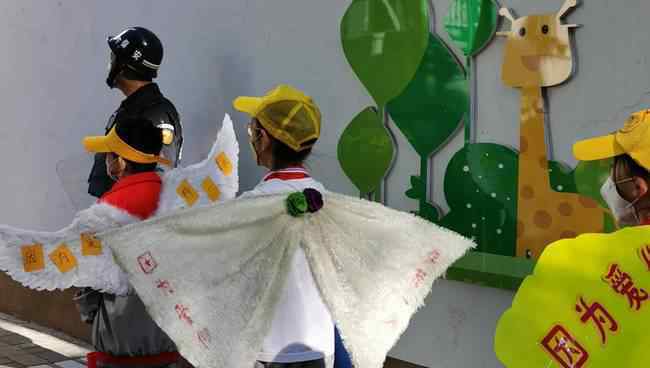 太原小学生戴一米长翅膀返校 事件的真相是什么？