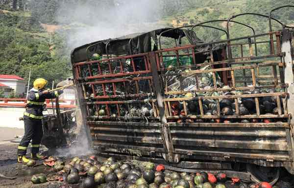 货车起火西瓜烧焦 因车辆油箱泄漏无人员被困和伤亡