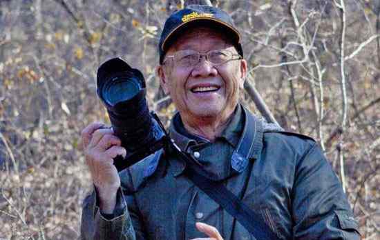 84岁大爷免费为游客拍照 近13年拍了43万张照片