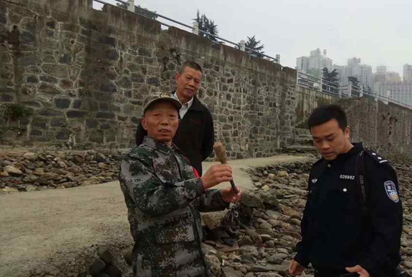 志愿者江边发现手榴弹 已被民警带回派出所