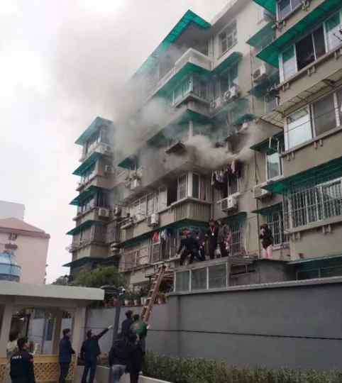 浙江一居民楼发生火灾 保安一边灭火一边搭起梯子救人