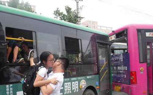 河南公交司机斗气互怼 车上乘客吓的跳窗而逃
