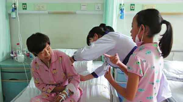 10岁女孩当翻译 为照顾患病妈妈以医院为家当起小翻译