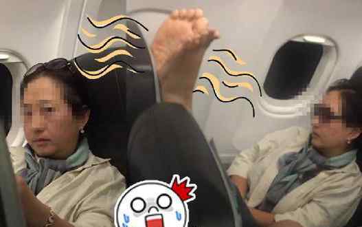 韩国大妈机舱晾脚 为图舒服喊来空姐让其他乘客换位