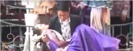 新娘哭昏新郎冷眼旁观 前男友将新娘抱起离开现场