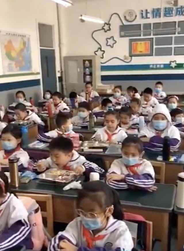 小学生错峰吃饭视频的真相 这意味着什么?