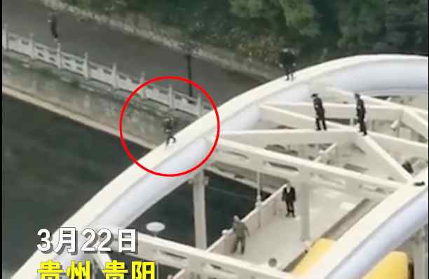 大妈爬上大桥钢梁蹦跳如履平地 与救援人员玩“捉迷藏” 视频揪心！