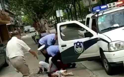 警察制服抱娃女子孩子被摔 涉事民警已被停止执行职务并接受调查