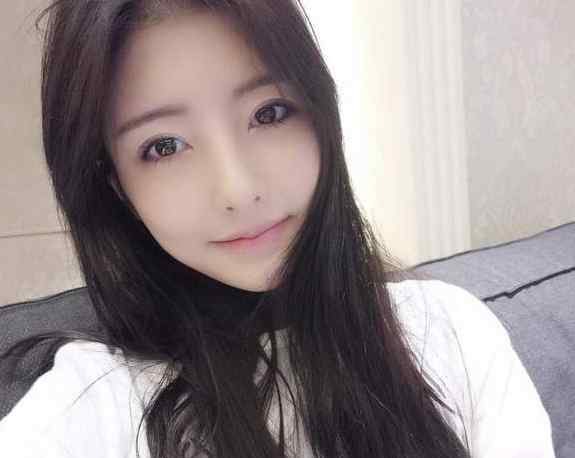 王思聪前女友豆得儿牵帅哥现身 看俩人真的超级登对