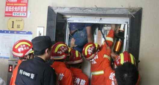 杭州男子被卡电梯致死 当时正在维修电梯