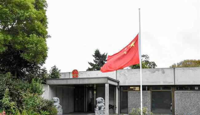 中国驻外使领馆下半旗志哀 究竟发生了什么?