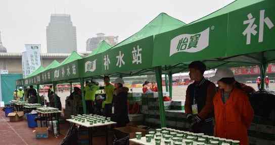 马拉松补给遭哄抢 到底是什么状况？