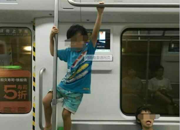 武汉地铁频现孩子捣乱 乘坐地铁时请管好孩子避免发生意外