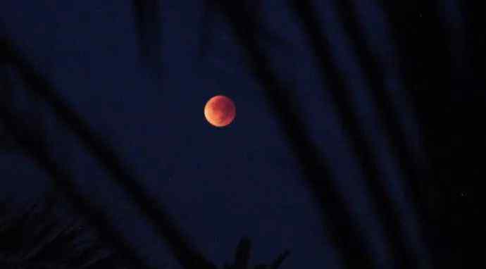 “红月亮”伴随“月全食”现身天宇 观看攻略不可错过