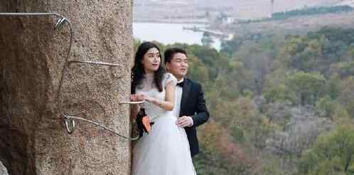 情侣悬崖峭壁拍婚纱照 网友表示看着都腿软