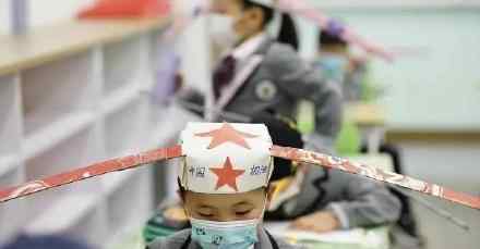 杭州小学生戴一米帽上课 究竟是怎么一回事?