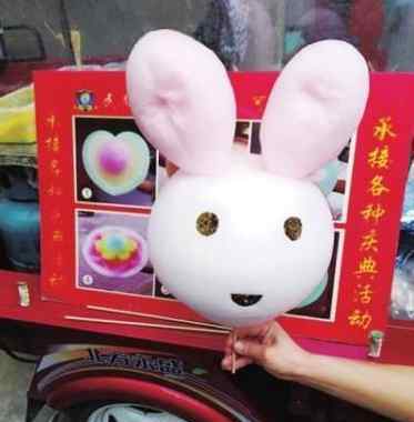 小伙棉花糖做出卡通造型 一晚上能挣七八百元