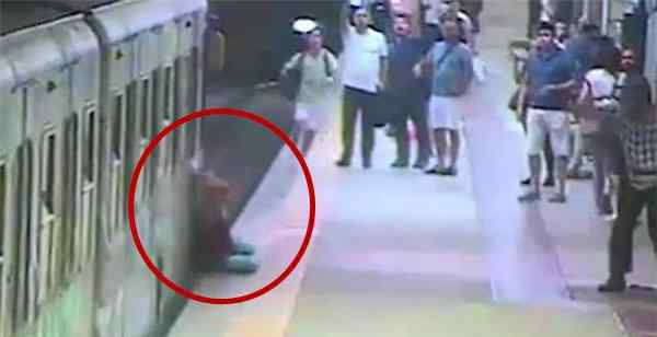 意大利女子被地铁拖行 手提包带子太薄没有触发车门感应器