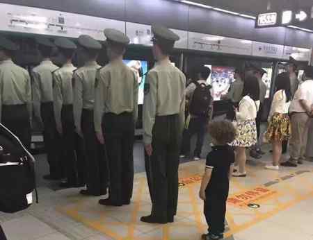 武警地铁排队被疑摆拍 武警战士回应只是一种习惯