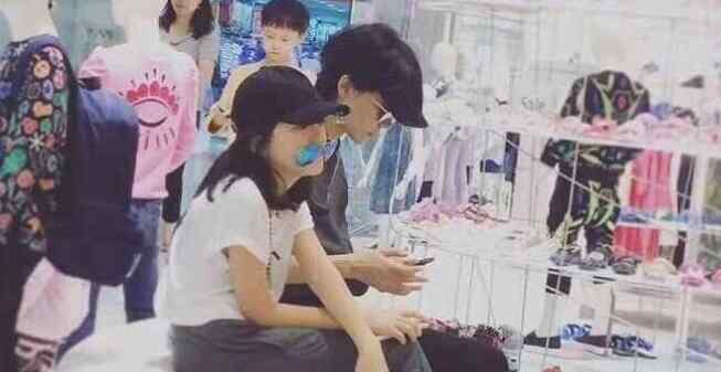 李嫣陪王菲逛街 两人打扮都十分帅气时尚