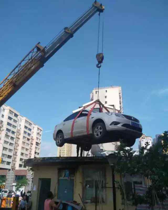 女司机停车堵门 物业找吊车把轿车吊上屋顶
