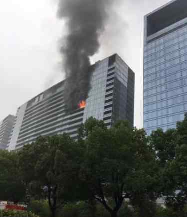 杭州千万豪宅突发大火4人死亡 逃生保姆被调查