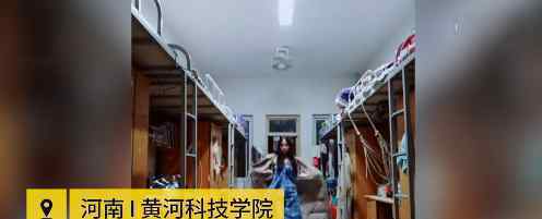 女生裹被单走维密秀 用搞笑的方式来演绎另一种走秀