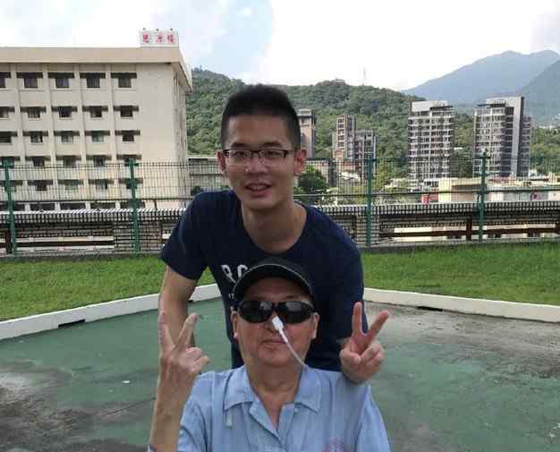83岁李敖暴瘦插鼻胃管 因肺炎食欲大受影响