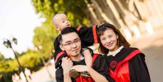 本科生带娃拍毕业照走红 大三结婚大四生子