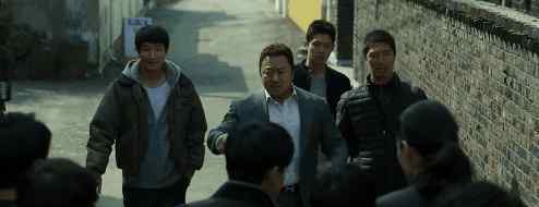 都市犯罪 《犯罪都市》三个混混偷渡到韩国后横行霸道被抓